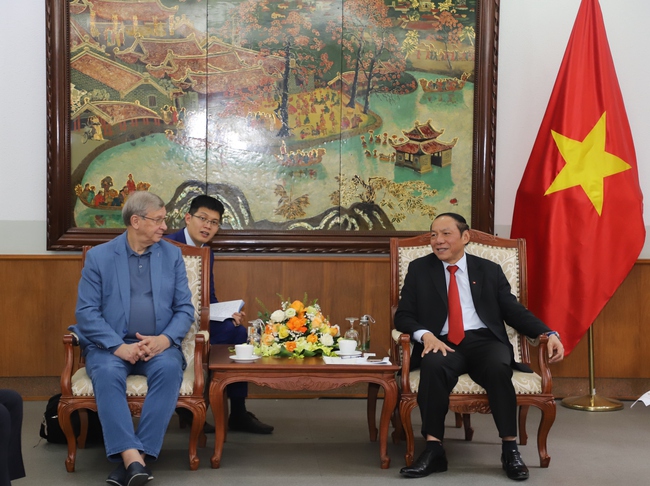 Bộ trưởng Nguyễn Văn Hùng tiếp Chủ tịch Hội đồng quản trị Tập đoàn AFK Sistema của Nga - Ảnh 1.