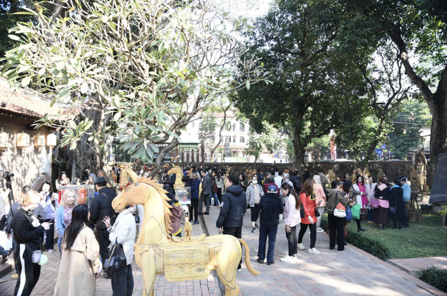 “Ngựa về phố”: sắc xuân Bính Ngọ trong không gian Văn Miếu – Quốc Tử Giám - Ảnh 12.