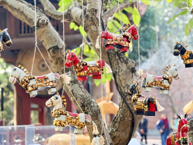 “Ngựa về phố”: sắc xuân Bính Ngọ trong không gian Văn Miếu – Quốc Tử Giám - Ảnh 10.