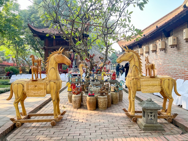 “Ngựa về phố”: sắc xuân Bính Ngọ trong không gian Văn Miếu – Quốc Tử Giám - Ảnh 4.