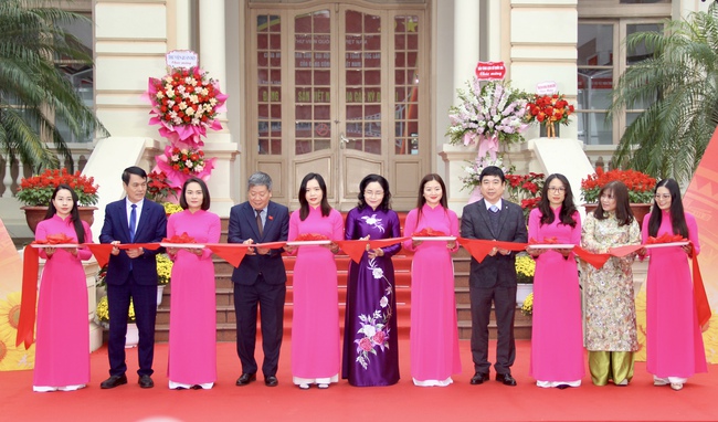 Khai mạc Triển lãm tư liệu “Đảng Cộng sản Việt Nam qua các kỳ Đại hội” - Ảnh 1.