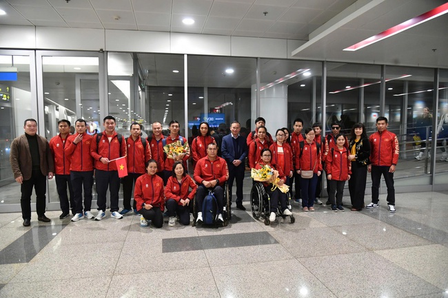 Đoàn Thể thao Người khuyết tật Việt Nam trở về nước sau kỳ ASEAN Para Games 13 đầy ấn tượng - Ảnh 1.