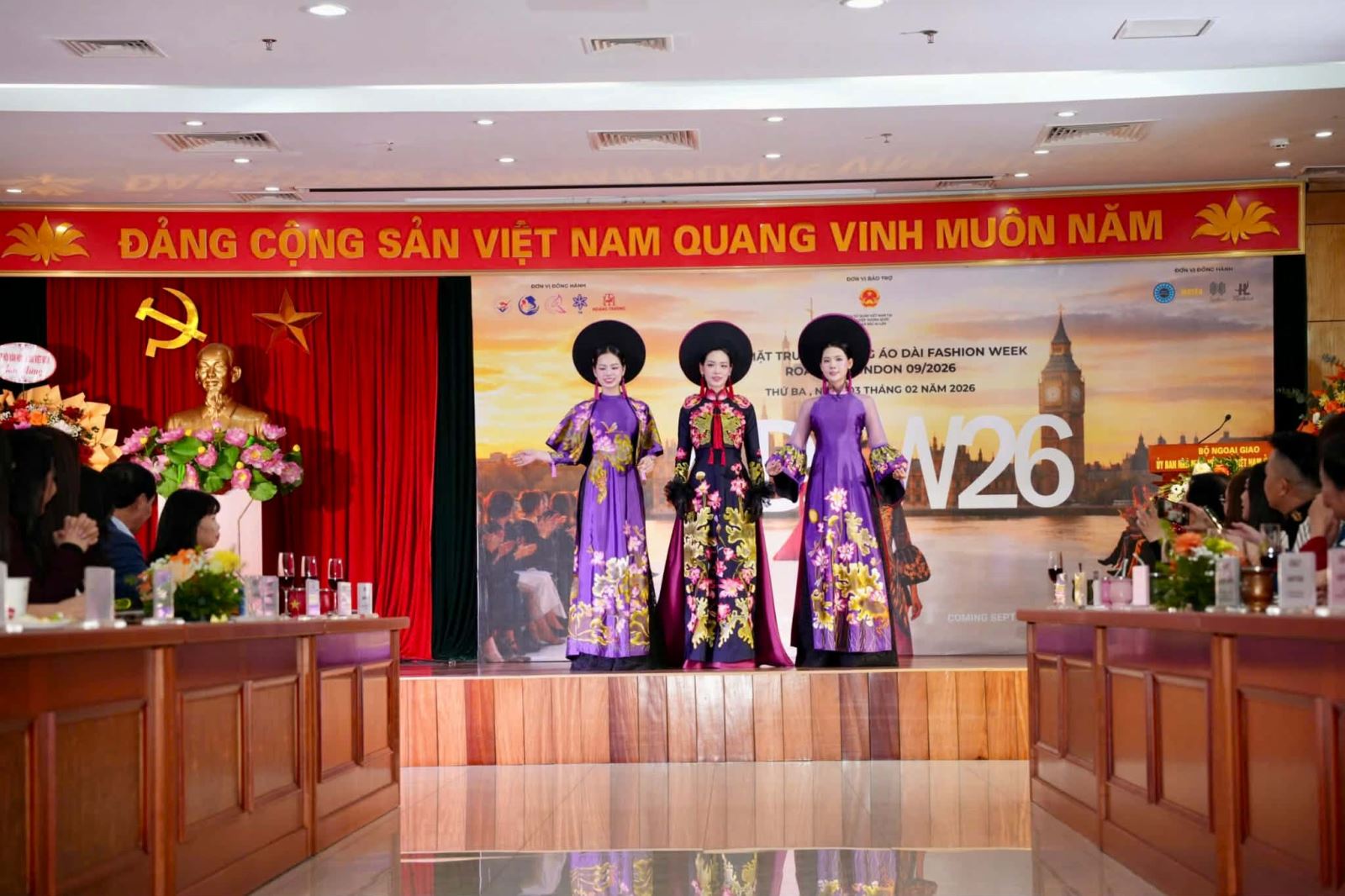 Quảng bá áo dài Việt Nam ra thế giới - Ảnh 1.