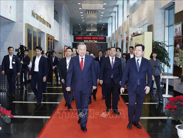 Tổng Bí thư Tô Lâm thăm, chúc Tết cán bộ, phóng viên VTV và VOV - Ảnh 1.