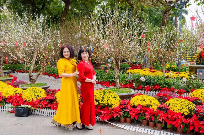 Du khách tấp nập check-in không gian hoa xuân ấn tượng giữa lòng Hà Nội - Ảnh 4.