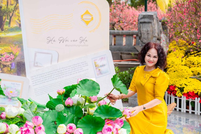 Du khách tấp nập check-in không gian hoa xuân ấn tượng giữa lòng Hà Nội - Ảnh 6.