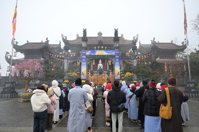 Sa Pa: Hàng nghìn du khách hào hứng "Mở cổng trời", trẩy hội Bản Mây tại Fansipan - Ảnh 2.