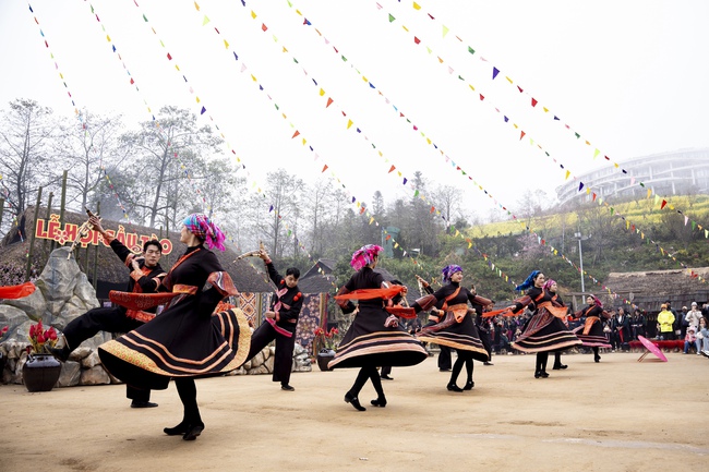 Sa Pa: Hàng nghìn du khách hào hứng "Mở cổng trời", trẩy hội Bản Mây tại Fansipan - Ảnh 5.