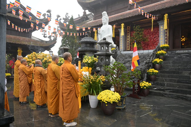 Sa Pa: Hàng nghìn du khách hào hứng "Mở cổng trời", trẩy hội Bản Mây tại Fansipan - Ảnh 1.