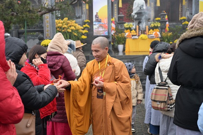 Sa Pa: Hàng nghìn du khách hào hứng "Mở cổng trời", trẩy hội Bản Mây tại Fansipan - Ảnh 3.