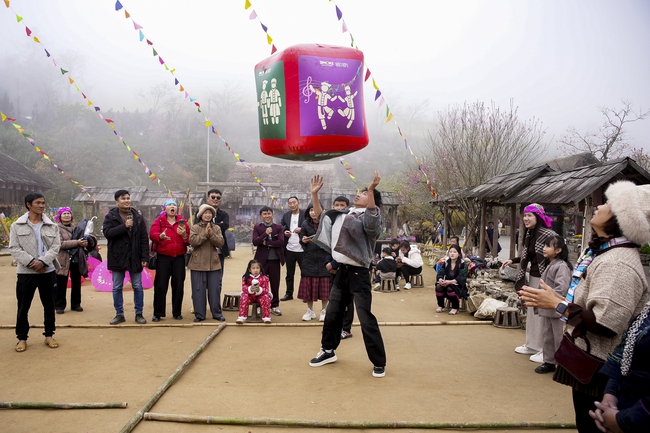 Sa Pa: Hàng nghìn du khách hào hứng "Mở cổng trời", trẩy hội Bản Mây tại Fansipan - Ảnh 8.