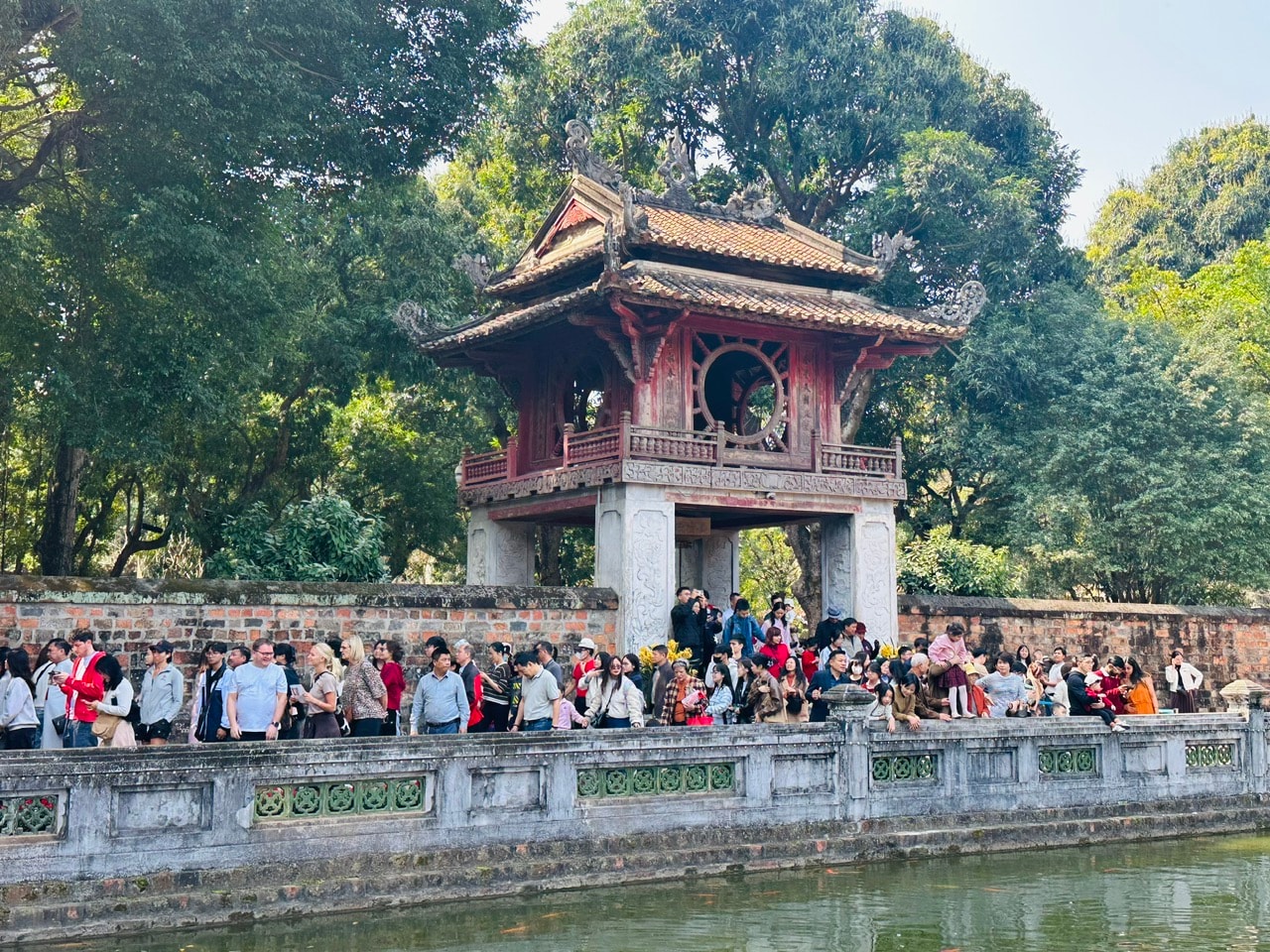 Hà Nội tăng trưởng ấn tượng, đón hơn 3,18 triệu lượt khách trong tháng 2-2026 - Ảnh 1.