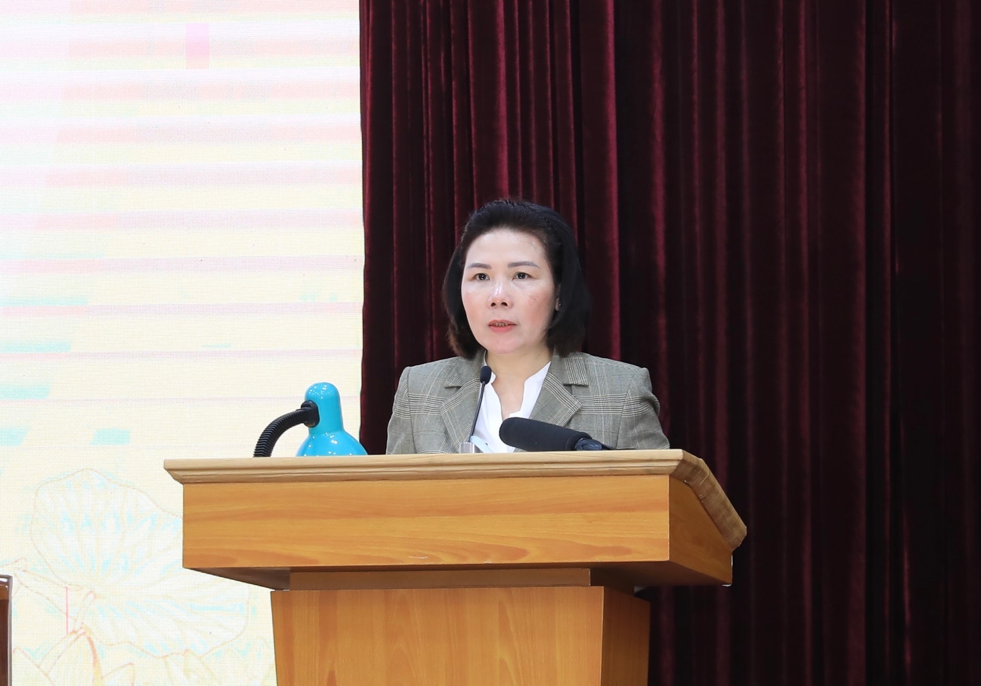 Hội nghị tiếp xúc giữa cử tri với người ứng cử đại biểu Quốc hội Khóa XVI, đơn vị bầu cử số 10 thành phố Hà Nội  - Ảnh 4.