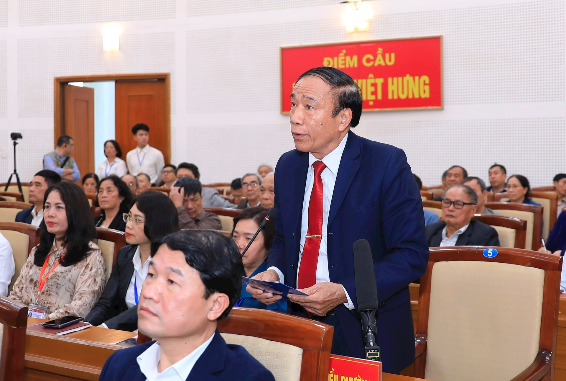 Hội nghị tiếp xúc giữa cử tri với người ứng cử đại biểu Quốc hội Khóa XVI, đơn vị bầu cử số 10 thành phố Hà Nội  - Ảnh 8.
