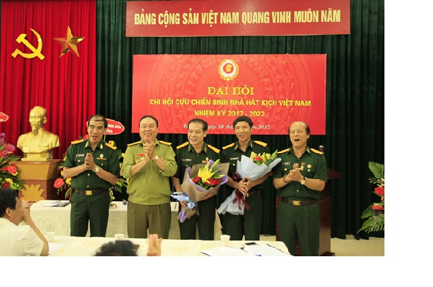 Lãnh đạo Hội CCB Bộ VHTTDL và Lãnh đạo Nhà hát Kịch Việt Nam tặng hoa chúc mừng Ban lãnh đạo Chi hội CCB Nhà hát Kịch VN, nhiệm kỳ 2017-2022