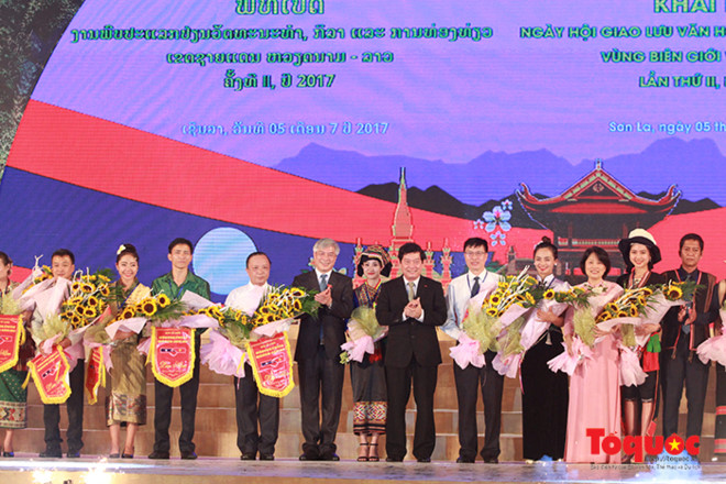 Khai mạc Ngày hội giao lưu VHTTDL vùng biên giới Việt Nam - Lào lần thứ II - ảnh 2